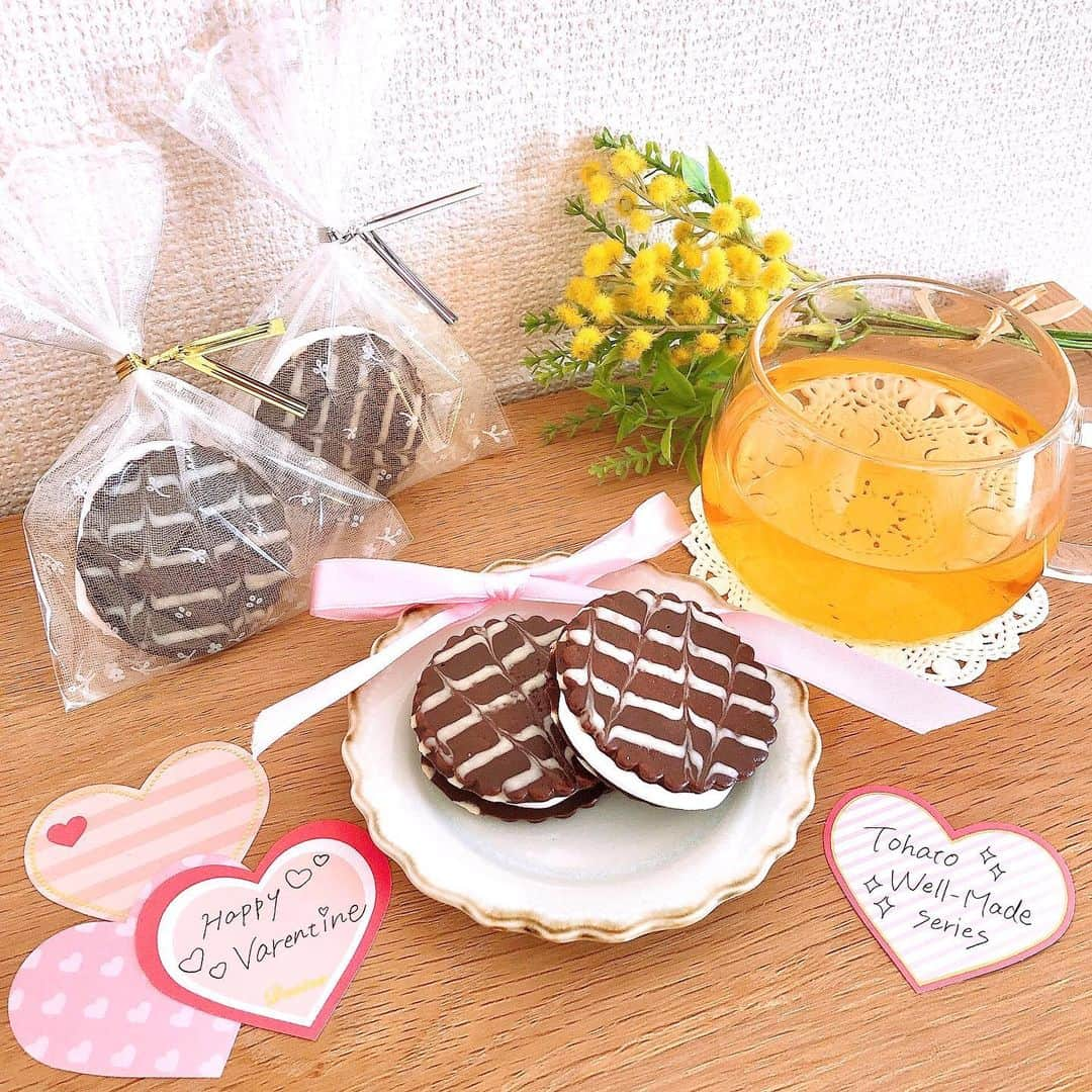 東ハト　キャンペーンのインスタグラム：「. 💝🍫HAPPY VALENTINE🍫💝  ＼＼チョコメリゼ マシュマロサンド／／  #チョコメリゼ を使った簡単アレンジレシピをご紹介します💓  〜材料〜 ・チョコメリゼ ・マシュマロ  〜作り方〜 ①クッキングシートの上にチョコメリゼ1枚、マシュマロ１つをのせる ②レンジでマシュマロがふっくらするまで温める(500w15秒ほど)  ③チョコメリゼ1枚をかぶせて10分ほど冷蔵庫で冷やす  チョコメリゼのサクサクッ食感とマシュマロのモチッと食感が絶妙🍩✨  ラッピングをしない場合は冷蔵庫で冷やさずに、出来立てを食べるのもおすすめです💕 トロ〜っとした温かいマシュマロが濃厚チョコと相性抜群🍀  チョコメリゼは【焼きチョコ製法】で溶けにくいチョコビスケットなので、少しの時間であればレンジで温めても模様が綺麗に残るんです✨✨✨  とっても簡単に美味しく仕上がります♡  みなさんも是非お試し下さい😊🙌🏻  . 【訂正】 画像内のバレンタインのスペルが間違っておりました。正しくはValentineです。失礼致しました🙇🏻‍♀️  . #東ハト#tohato#トーハト#チョコメリゼ#濃厚カカオ#ウェルメイドシリーズ#ウェルメイド#wellmade#バレンタイン#valentine#チョコ#手作りチョコ#アレンジレシピ#マシュマロ#簡単アレンジ#おやつ#3時のおやつ#お菓子好きな人と繋がりたい#甘党部#ビスケット#チョコ#チョコレート#おうちカフェ#おうちカフェ部#休日おやつ#おうちじかん#おうちおやつ#簡単レシピ#ご褒美#親子レシピ#sweets」