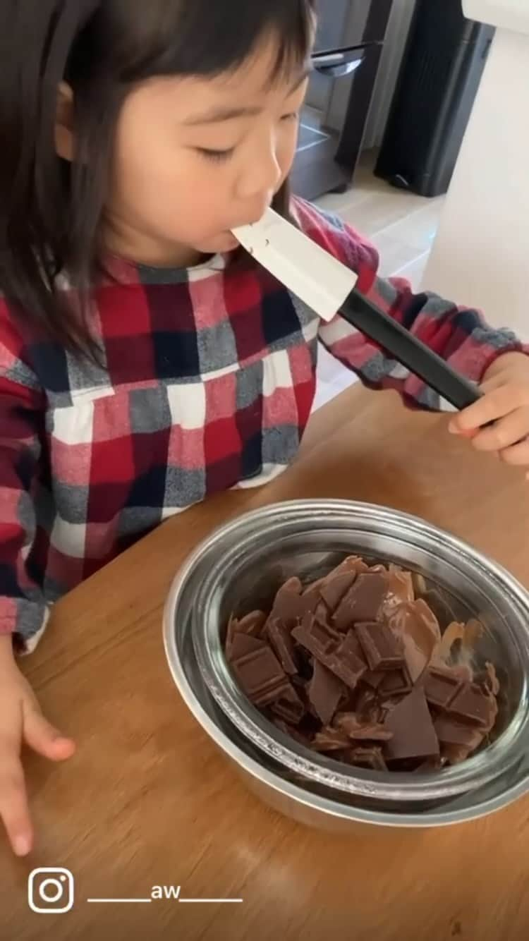 渡部仁のインスタグラム：「Happy Valentine day🤎 今年は娘作のチョコレート頂きました🍫」