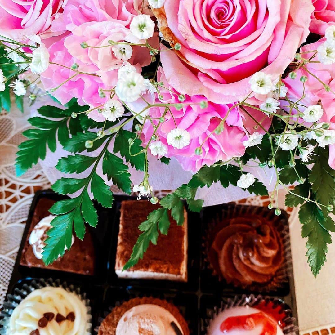 琴菜さんのインスタグラム写真 - (琴菜Instagram)「Happy  Valentine🍫🍬🤎🧁 と言いたいところですが、昨夜の地震は大丈夫でしたか。 お花は12日の結婚記念日に主人から届いた。誕生日ケーキも主人が送ってくれた。なのに主人へのバレンタインは贈ってない💦石垣にいるのか那覇に移動してるのか読めなかったから💧だからこの写メを送って私がこのバレンタインアソートケーキは食べる。  #valentineday #バレンタイン」2月14日 14時29分 - dj_singer_kotona