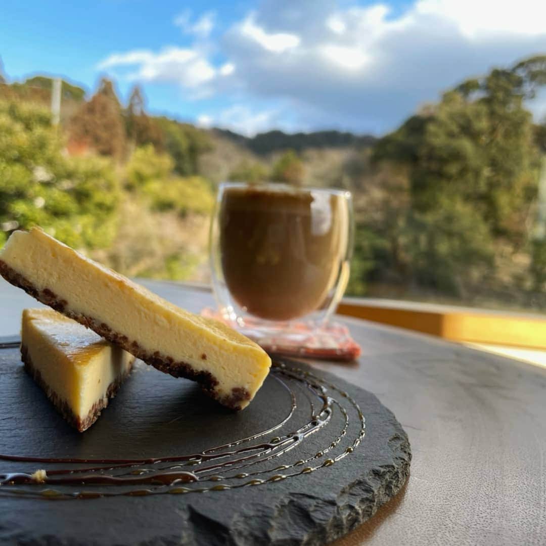 のインスタグラム：「美味しいチーズケーキ🍰 略して、おいチーズ☺️ . . .  #kyotocafe #チーズケーキ #kyoto #伏見稲荷大社  #カフェ巡り #景色」