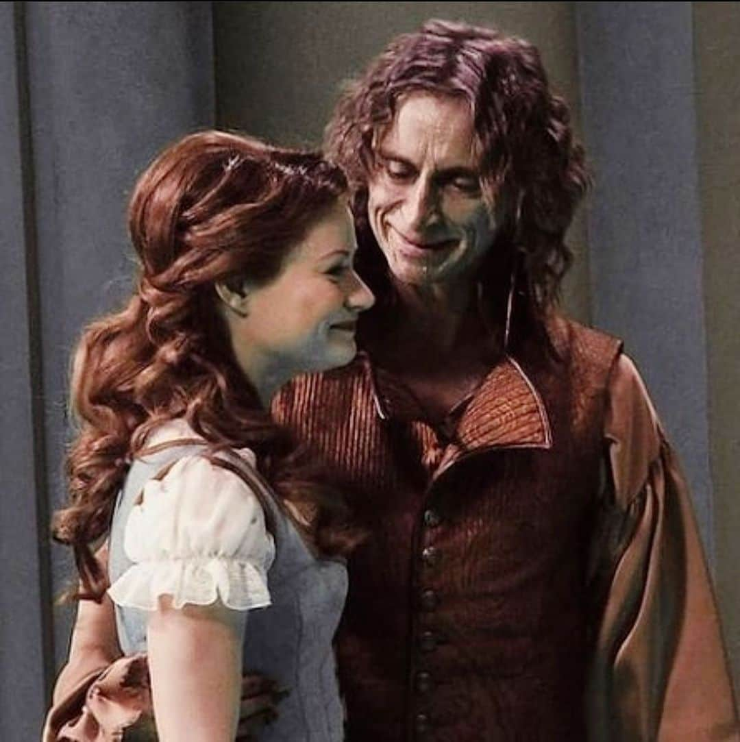 エミリー・デ・レイヴィンのインスタグラム：「Beauty & the Beast~  When Rumple says he did the laundry for the first time. (Not folded and still wet🙄) Thank you for all the years of love and support for these 2 crazy characters. Love alllllll you #oncers to bits 💋💋💋  #rumbelleanniversary #rumbelle #oncers #belles #happyvalentinesday」