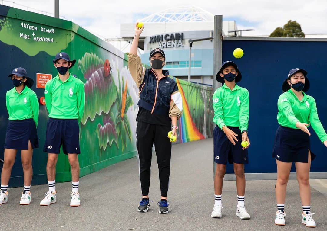 WTA（女子テニス協会）さんのインスタグラム写真 - (WTA（女子テニス協会）Instagram)「Technique 👌  @elisvitolina tries her hand at being a ball kid 🎾 #AO2021」2月14日 14時38分 - wta