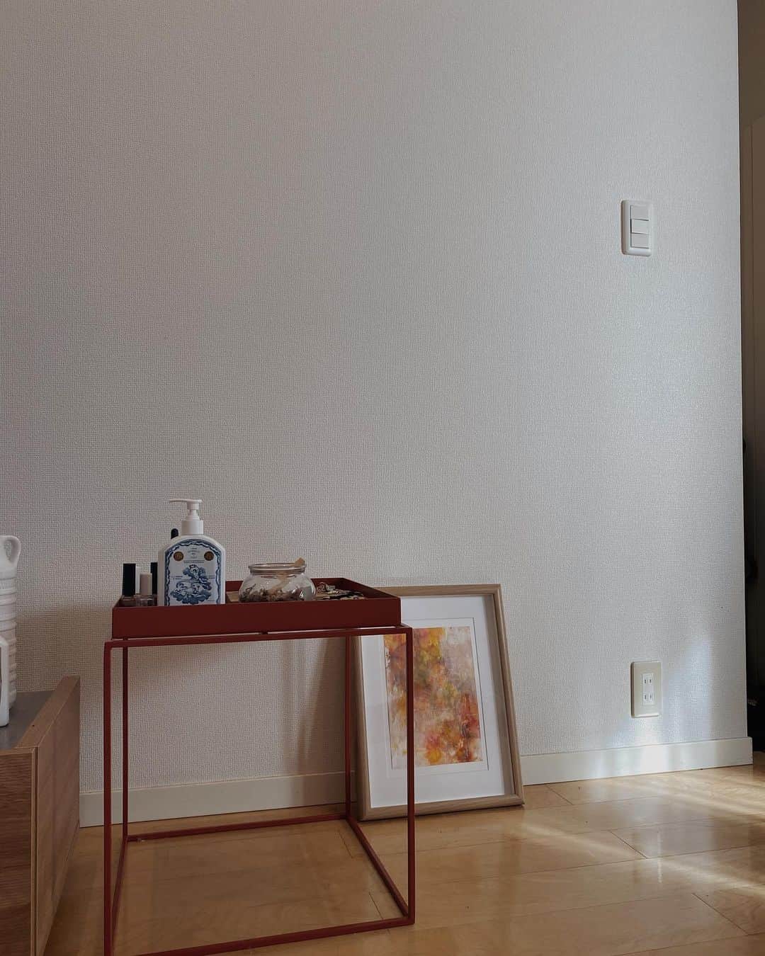sawakoのインスタグラム：「. 部屋のどこに置いてもぴったりな @_man_ami_ さんの絵💛」