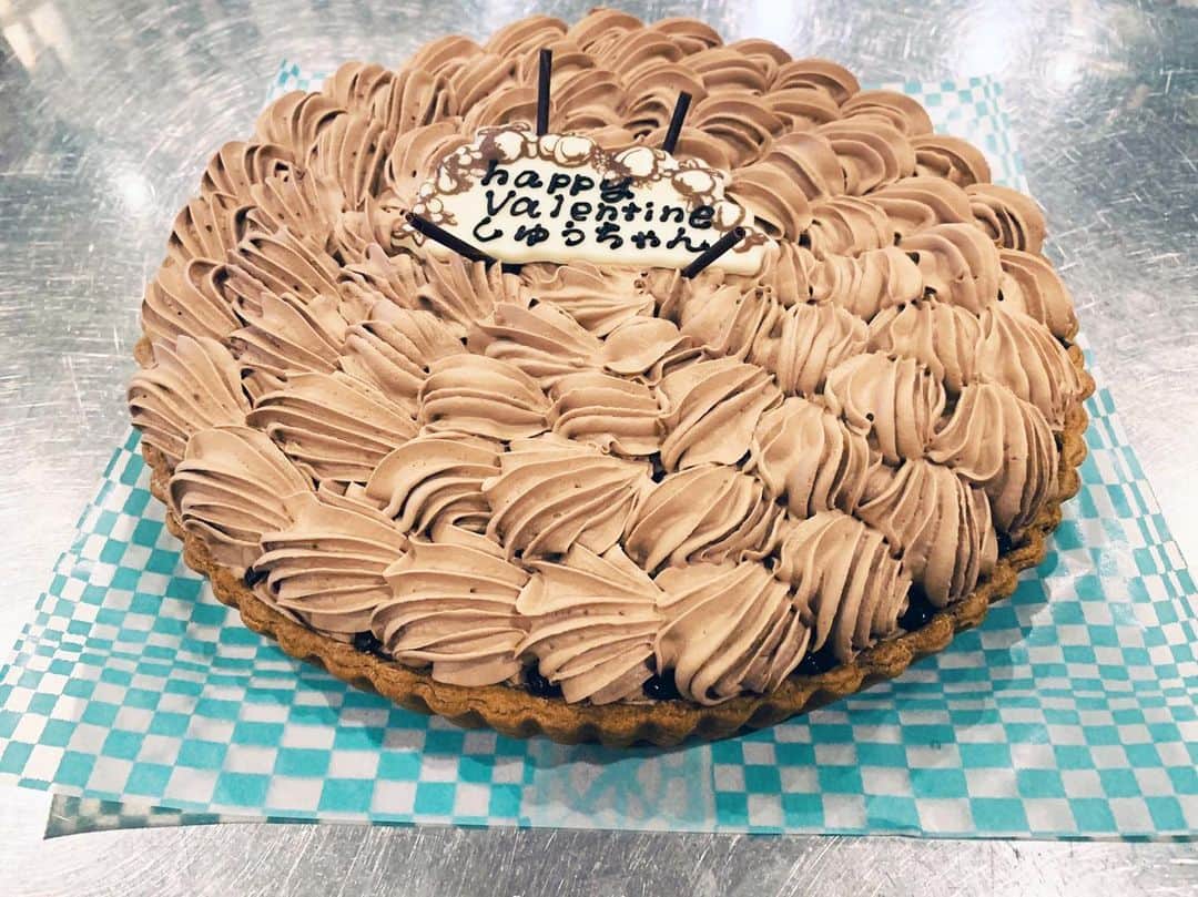 中根麗子のインスタグラム：「今年はケーキにしてみた💗 いつも大きな心で包み込んでくれて 支えてくれてありがとう💗  皆様も素敵なバレンタインを💗  #バレンタイン #チョコケーキ #キルフェボン #valentines」