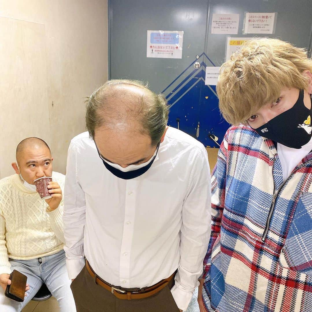 斎藤司のインスタグラム：「髪の色比べてみたよ。 ただただ色を比べたかったのに それどころじゃないよ。 座敷童映ってるやん チャック空いてるやん  photo by たかし」