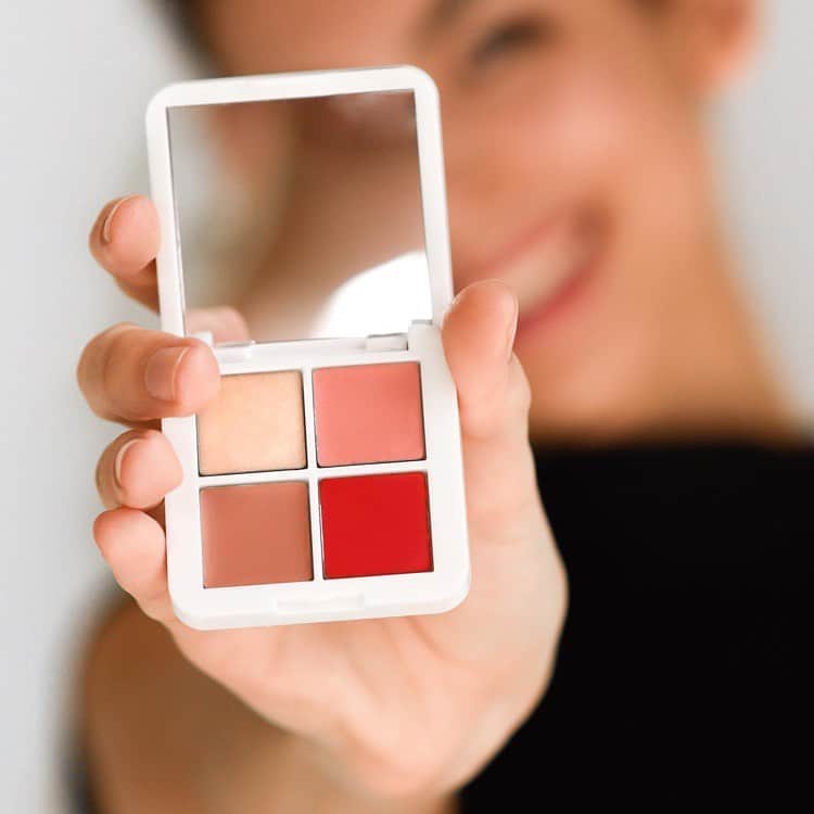 rms beautyのインスタグラム：「. コスメキッチン限定のリップチークパレットは、どのカラーも使いやすくミニサイズなので持ち歩きにも便利と好評いただいております✨  右上のロストエンジェルのカラーは、以前数量限定で発売し完売したキットに入っていた限定カラー。 大好評につきこのパレットで復刻しました✨ なじみのいいコーラルカラーでどんなメイクにも合わせやすいです😊  オンラインだとすでに完売しているようなのですが、店舗によってはまだ在庫があるようです。数量限定ですので気になる方はお早めにチェックしてみてください！」