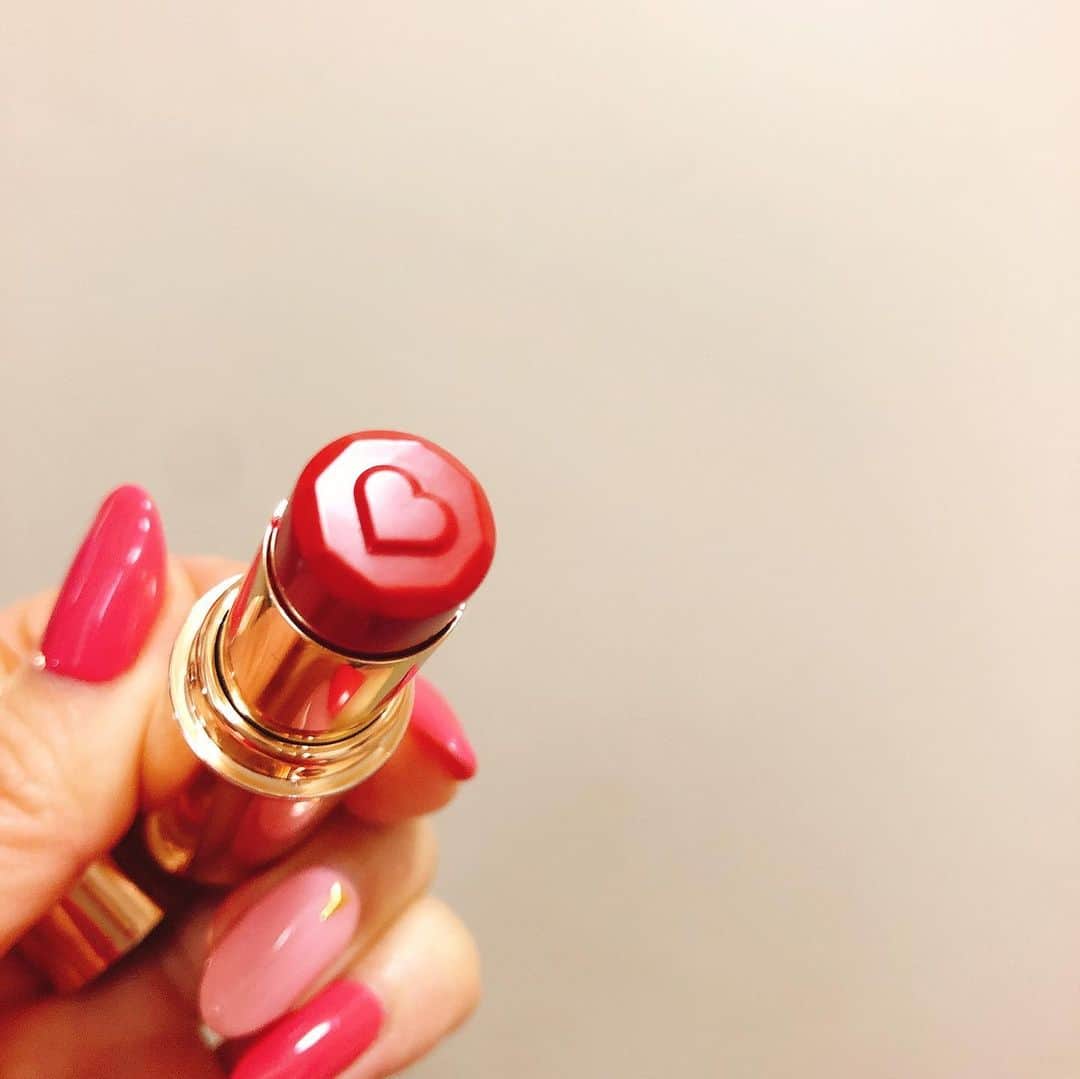 西尾夕紀さんのインスタグラム写真 - (西尾夕紀Instagram)「キャンメイクで ピンクcolour探して 試し塗りしてみたりして 買ってみた！！  開けた瞬間赤だよねー😅  っでも、塗って見ると 欲しかったピンクcolour💓💓💓  青みがかったピンクが好き😍  塗るとこんな感じ…💄  不思議だよね〜。 #ピンク #しょっきんぐぴんく  #キャンメイク #メルティールミナスルージュ #赤ではなしらしい」2月14日 14時55分 - yuki_nishio_