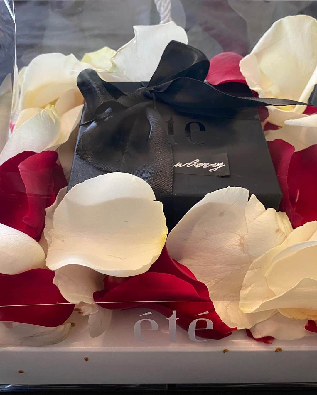 美川憲一さんのインスタグラム写真 - (美川憲一Instagram)「ハッピーバレンタインよ〜  先日。素敵な【エテ】の ケーキを買えたから 皆様にもおすそわけよ。  しぶとくいくわよ〜  #美川憲一#エテ#été#ケーキ」2月14日 14時59分 - kenichimikawa_official