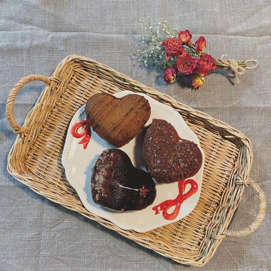秋山衣梨佳さんのインスタグラム写真 - (秋山衣梨佳Instagram)「❤️💝❤️ 　 　 #crispycreamdoughnut の バレンタイン限定メニュー😋🍩 　 　 #valentineday#HEARTWEEK」2月14日 15時00分 - akiyamaerika