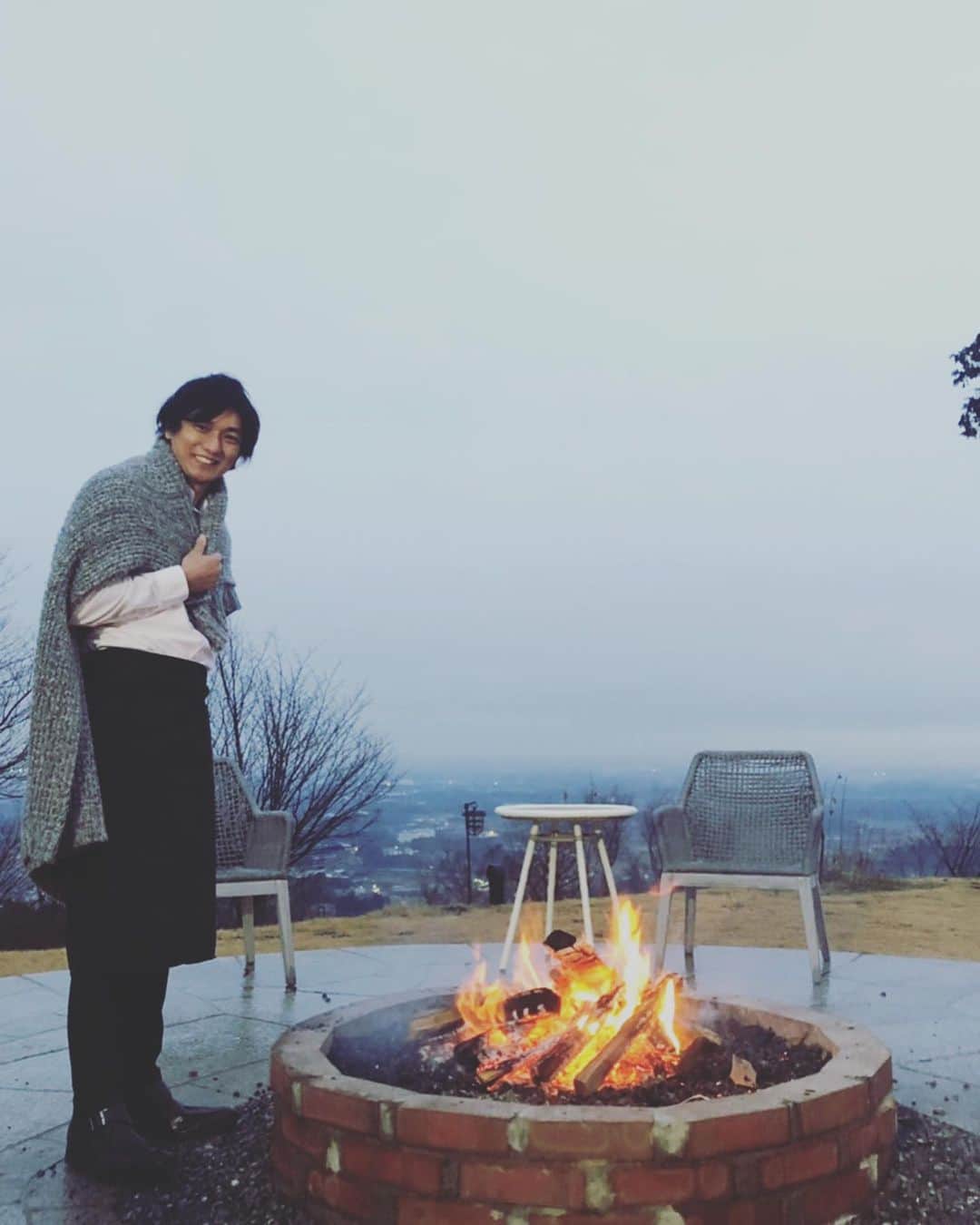 吉田ヒトシのインスタグラム：「⭐️2021年　仕事始め(撮影)⭐️  1月15日でした。  とっても寒い中、  シャツ1枚でウェイター役。  本番以外は沢山の防寒着の配慮が嬉しかったです。  場所は、エトワ笠間というグランピンク施設で  とてもおしゃれで軽井沢にいるみたいで  夏は家族で行きたいと思いました。  @etowa_kasama  @yoshida__hitoshi   #吉田ヒトシ #撮影 #エトワ笠間 #西川監督 #ヴォストーク #officeyoshida」
