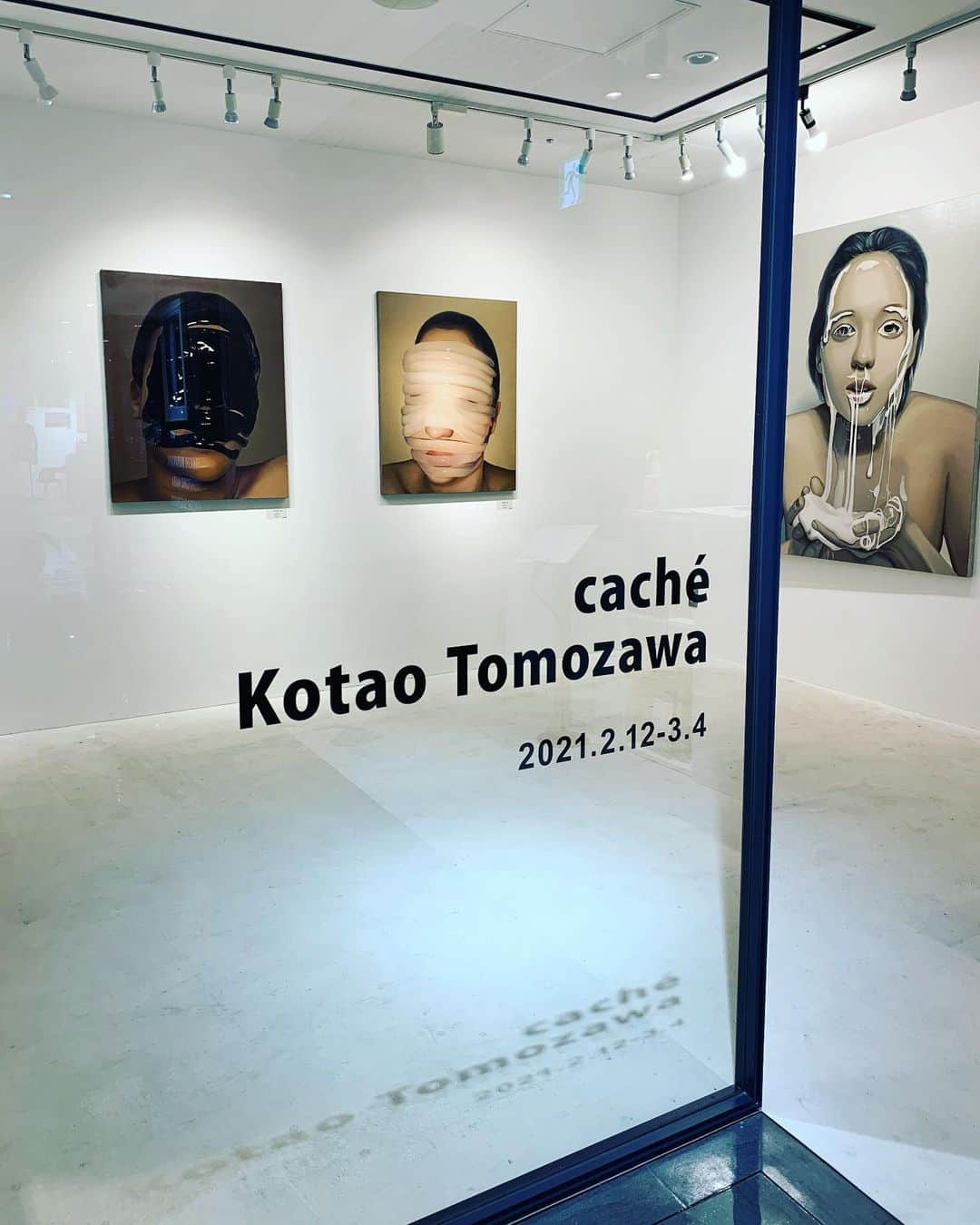 松田岳二のインスタグラム：「. "caché" Kotao Tomozawa 2021.2.12-3.4 大きな原画に圧倒されました。どんどん凄くなっていくこたさん。個展おめでとうございます！」