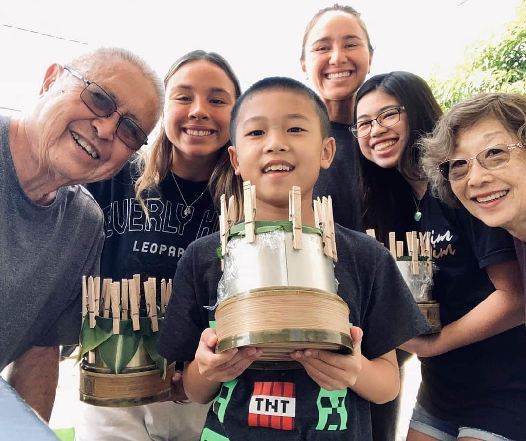 カリッサ・ムーアのインスタグラム：「Happy Chinese New Year! Papa and Nana taught the grandkids step by step how to make gau this year. Grateful to have this time with them, to learn and carry on our Chinese family traditions. 😊❤️」