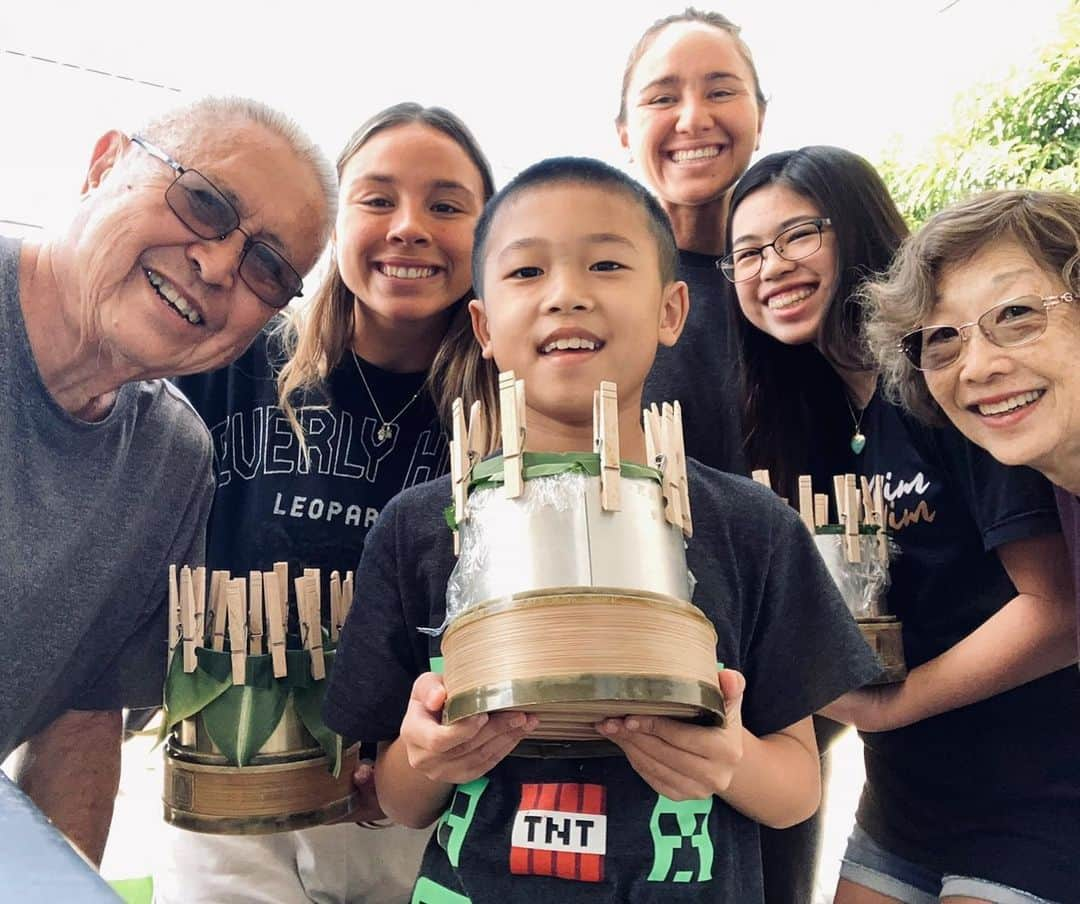 カリッサ・ムーアさんのインスタグラム写真 - (カリッサ・ムーアInstagram)「Happy Chinese New Year! Papa and Nana taught the grandkids step by step how to make gau this year. Grateful to have this time with them, to learn and carry on our Chinese family traditions. 😊❤️」2月14日 15時02分 - rissmoore10