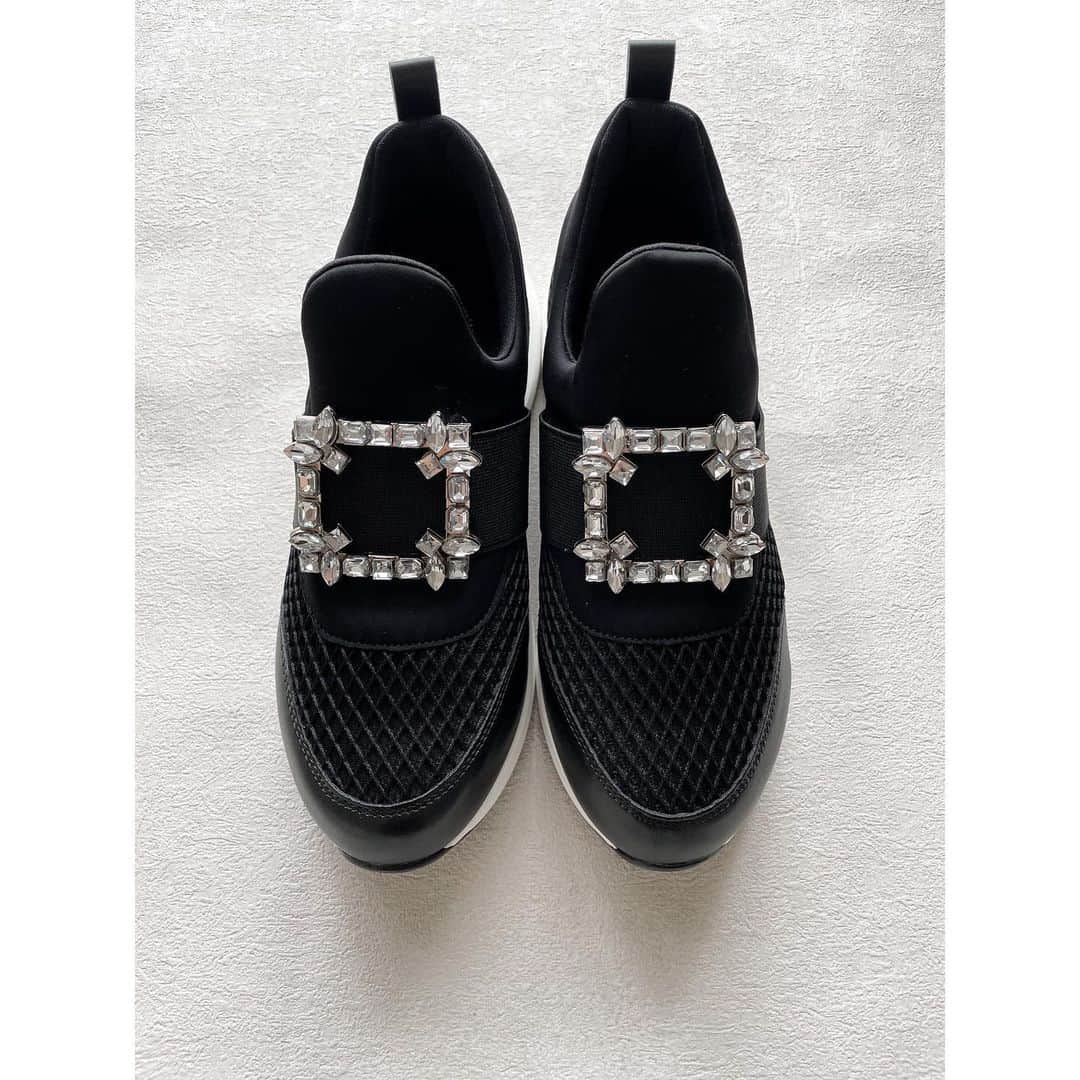 htrkmkのインスタグラム：「𝓃ℯ𝓌𝒾𝓃  デザインに一目惚れだったスニーカー👟  調べたらロジェヴィヴィエので、お値段10万円超え😳  普通のパンプスならまだしも、スニーカー…うーん😑💭  と迷ってたらそっくりデザインのを発見！  プチプラなのに、メッシュ部分やビジューの作りも意外としっかりしてて大満足です👏🏻  コーデやアイテム詳細は @htrkmk プロフ欄リンクのブログにて✎☡ (ZARA製品の型番、ページなどもブログに記載あります) ✁┈┈┈┈┈┈┈┈┈┈┈┈┈┈┈┈  UNIQLOやGU ZARAなどの プチプラアイテムを使った きれいめカジュアルコーデ  トップスはSかM ボトムスはLかそれ以上、と 腰の骨盤が横に広くおお尻も大きい 極端なほどの洋梨体型ですが それでも細見えするように工夫してます  ✧キレイめプチプラコーデ: @htrkmk  ✧美容や共働き夫婦のライフスタイル: @htrkmk_lifestyle   ✁┈┈┈┈┈┈┈┈┈┈┈┈┈┈┈┈  #通勤コーデ  #綺麗めコーデ  #綺麗めカジュアル  #シンプルコーディネート  #骨格ウェーブ  #高身長コーデ #163cm #冬コーデ #冬ファッション #着回しコーディネート  #アラサーコーデ #ママファッション #olファッション  #ロジェヴィヴィエ  #ロジェヴィヴィエスニーカー」