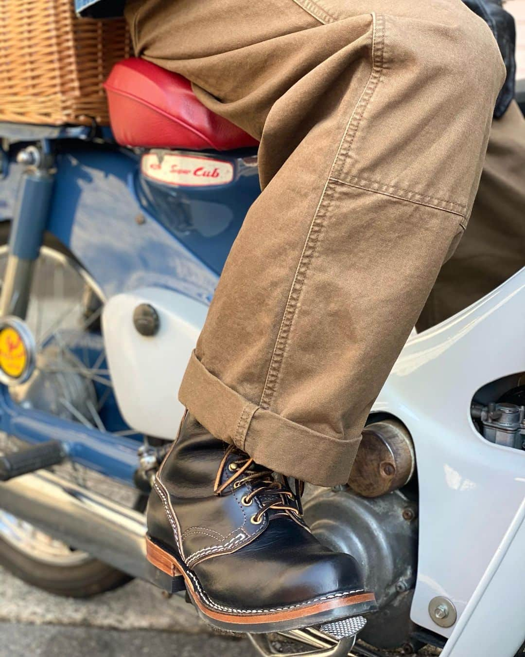 ウェスコさんのインスタグラム写真 - (ウェスコInstagram)「My WESCO! "8"Height Horsehide Jobmaster"  【ゴートスキンでのオーダーが可能になりました！】 2016年のジャパンリミテッドモデルで採用していたゴートスキン（ブラック）が日本限定レザーとして通常のカスタムオーダーでも選択出来る様になりました！ 尚、ゴートスキンはなくなり次第終了となります。レザーの厚みは十分に持たせていますが、特性上、使用できる部位に制限があり、一部使用出来ないモデルもあります。詳しくはWESCO JAPAN各店または全国のWESCO正規代理店までお気軽にお問い合わせください。  【バイソンレザーキーホルダープレゼントキャンペーン】 WESCO大阪、WESCO恵比寿、WESCO世田谷及びオンラインショップにてブーツをご購入またはご注文頂いた方に、バイソンレザーで製作したウエスコオリジナルキーホルダーをプレゼントしています！(数量限定、先着順)  #mywesco #wesco #jobmaster #horsehide #horseleather #limited #boots #workboots #westcoastshoecompany #scapoose #oregon #usa #wescojapan #wescoosaka #wescoebisu #wescosetagaya #wescokanazawa」2月14日 15時12分 - wesco_japan