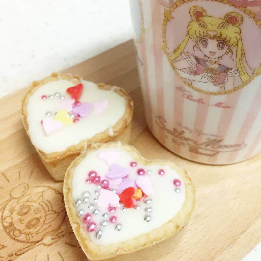 三枝亜紀のインスタグラム：「今日はバレンタインデー♥  娘とチョコレートタルトを作って、家族で食べましたw  バレンタインデーといえば、 タイ在住中は夫がプレゼントを贈ってくれていたけれど、帰国してからは「ここは日本だからw」と日本式に┐(´д｀)┌  注) タイは男性から女性にプレゼントを贈ります(^^ゞ  …昨日の地震で被害に遭われた方は、バレンタインデーどころじゃないですよね…すみません。 １日も早い復旧と余震がないことを心から願っています。  #バレンタインデー #手作りチョコ #セーラームーン」