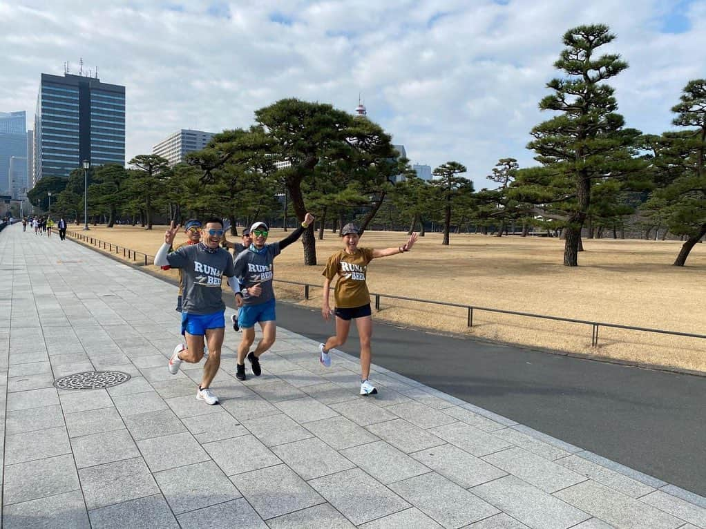 福島和可菜さんのインスタグラム写真 - (福島和可菜Instagram)「happy Valentine Run 🏃‍♂️  久々の40kmペース走😊 皇居では本当にたくさんの声をかけていただき、ありがとうございました✨✨✨ 嬉しかったぁ☺️  ペース走は、1km、4分30秒の予定だったので、予定通りには走れましたが、 今日はめちゃくちゃ暑かったー☀️☀️☀️  喉がカラカラ😆 早くチャージせねばー🍺🍺🍺（笑）  密にならない様に、皆様それぞれのペースで🤲  走るのはバラバラでも、仲間がいる心強さよ🥰 みんなー、ありがとう🙌🙌🙌🙌🙌  そしてお疲れ様でした☺️  緊急事態が明けたら、 練習会などもバリバリやりたいと思います🥺  #ペース走 #40 #km #オンラインサロン #run #and #beer #no密 それぞれ #my #pace #免疫力 #up #online #salon #member #仲間 #ありがとう #ビール #charge #感謝 #Love #running #happy #Valentine #run #🏃‍♂️ #👟 #🍺 #❤️ #🙌　 #☀️」2月14日 15時19分 - fukushimawakana