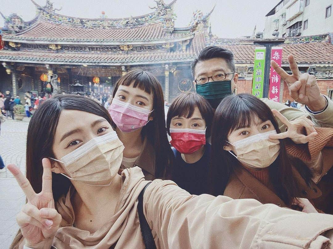 Dewi Chienのインスタグラム：「🐮簡家人來跟大家拜年了～新年快樂🧨 #過年必備的 #全家大合照 #簡家の日常  #簡家三姊妹」