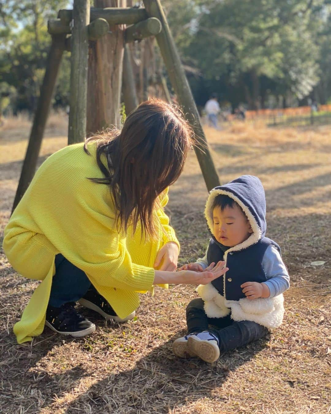 伊藤春香さんのインスタグラム写真 - (伊藤春香Instagram)「今日はあったかくて﻿ 公園日和。この格好でも﻿ 暑いくらいだった🐤﻿  （アイテム全てタグ付けしています🙏） ﻿ #公園日和 #ミンネ #minne #公園コーデ  #boujeloud #ブージュルード #公園コーデ春　 #uniqlo #ユニクロ #ユニクロコーデ #1歳男の子 #ママコーデ #キッズコーデ #春服 #西松屋 #どんぐり拾い #ドルマンロングコーディガン #ロングカーディガン #ロングカーディガンコーデ #ライムカラー」2月14日 15時20分 - ha_chu