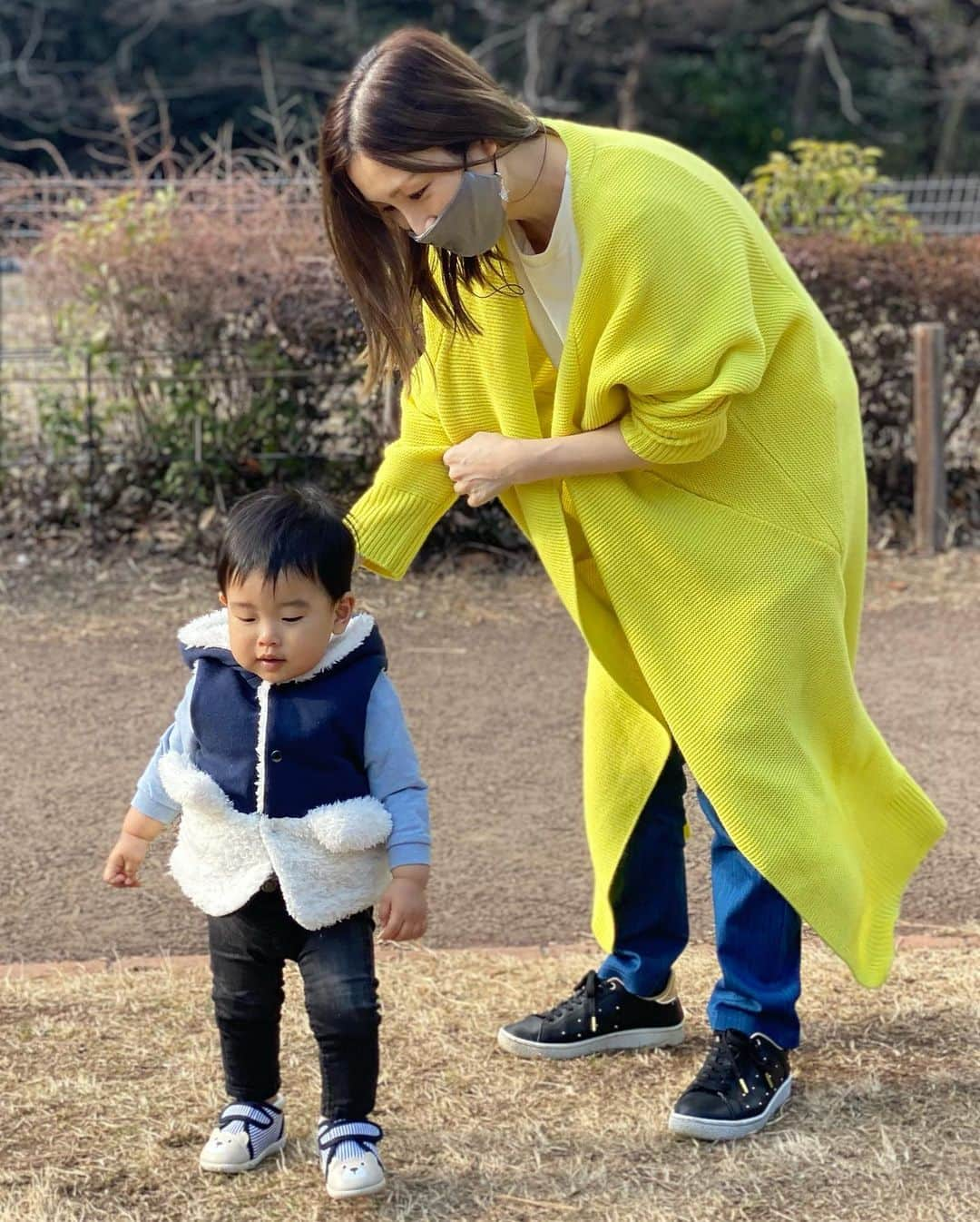 伊藤春香さんのインスタグラム写真 - (伊藤春香Instagram)「今日はあったかくて﻿ 公園日和。この格好でも﻿ 暑いくらいだった🐤﻿  （アイテム全てタグ付けしています🙏） ﻿ #公園日和 #ミンネ #minne #公園コーデ  #boujeloud #ブージュルード #公園コーデ春　 #uniqlo #ユニクロ #ユニクロコーデ #1歳男の子 #ママコーデ #キッズコーデ #春服 #西松屋 #どんぐり拾い #ドルマンロングコーディガン #ロングカーディガン #ロングカーディガンコーデ #ライムカラー」2月14日 15時20分 - ha_chu