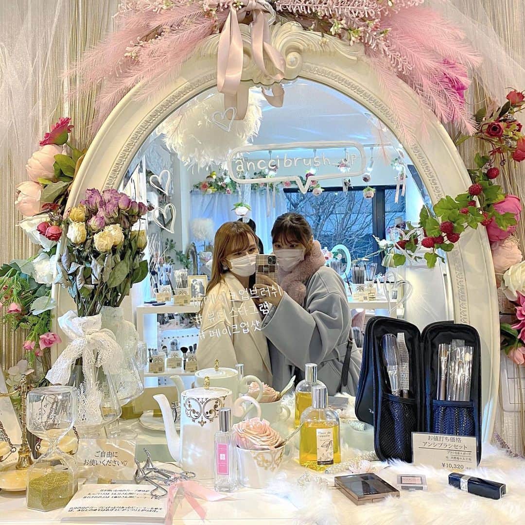 RIiNAのインスタグラム：「ancci brush 🦢♡ . アンシブラシ店内可愛すぎてマジ映え🥺 新しいブラシゲットしたので今度紹介動画つくる🤍 . #anccibrush #新大久保」