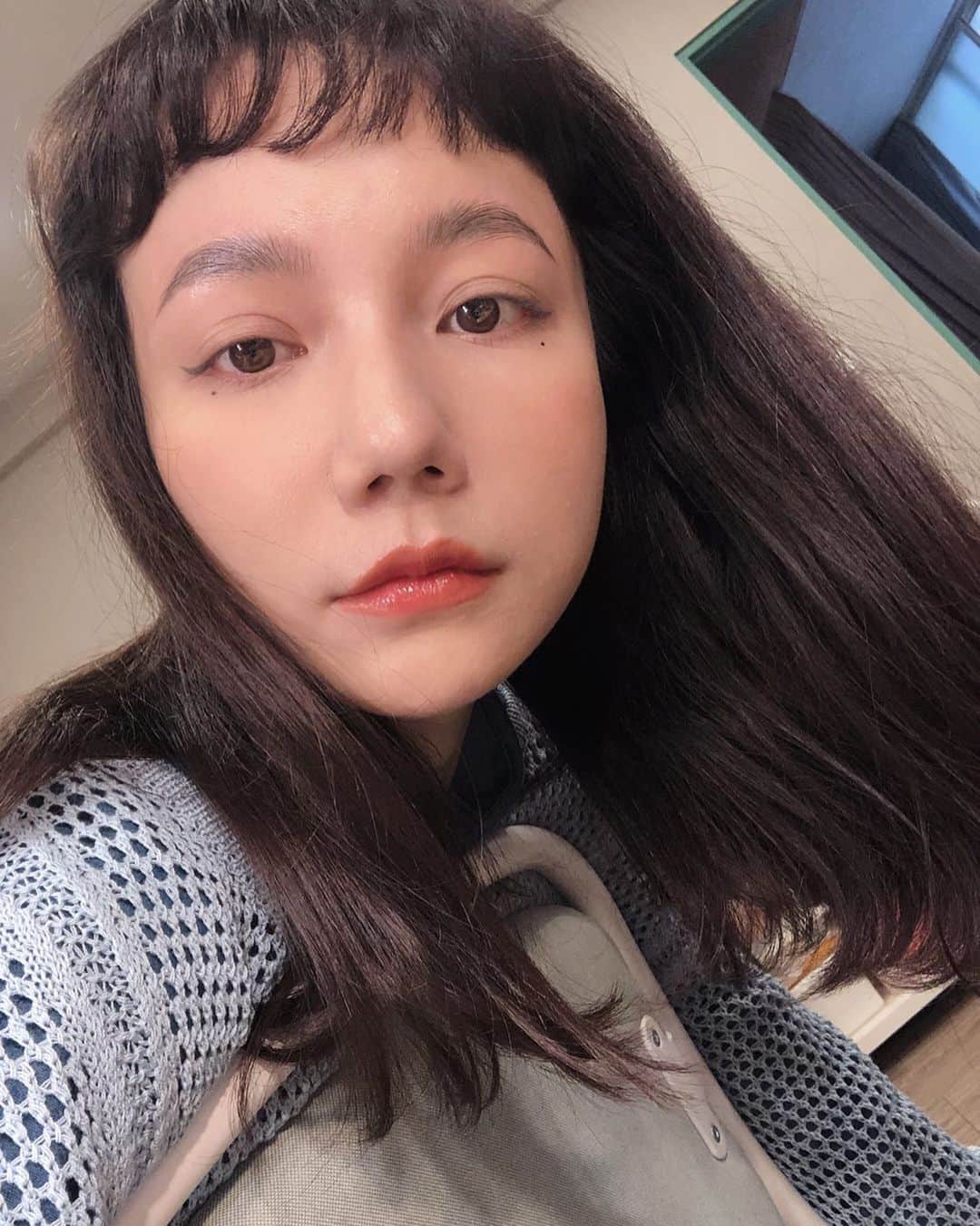 謝琦琦（Kiki）のインスタグラム：「昨天假借買菜吃飯之名 強行先到 @starlip 工作室逼人家開工 還獲得兩顆痣  這自拍看起來過年睡飽也吃很飽⋯  #紫星星眉毛雕塑 #紫星星毛流調整術 預約諮詢請+line帳號adj_house」