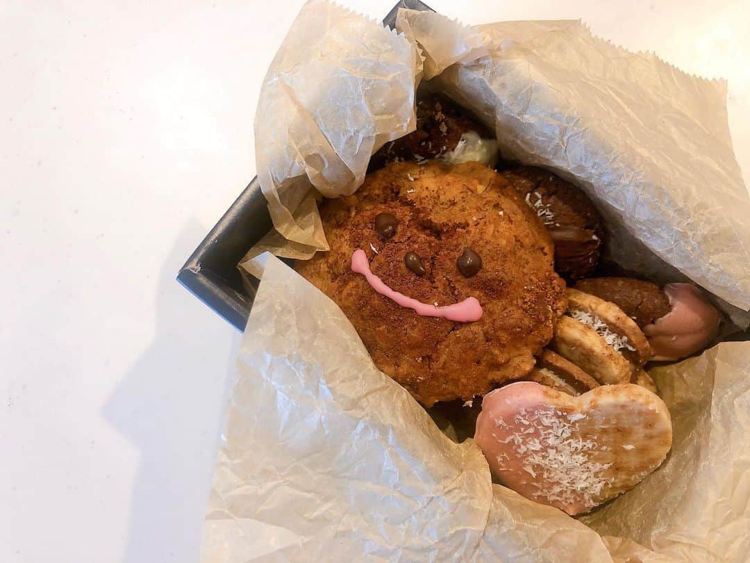 芝彰子さんのインスタグラム写真 - (芝彰子Instagram)「Happy Valentine's day❤️ . . gf muffin/cookie sandwich/ dipped cookie/oat coverd chocolate cookie . . 黙々と作りました😇👍 . . #みんなにお裾分け #わたしのバレンタイン #みんな喜んでくれてよかった♡  #valentines #happyvalentinesday  #vegan #organic #glutenfree #dairyfree #卵乳製品小麦粉不使用 #グルテンフリー」2月14日 15時26分 - akiaki1221