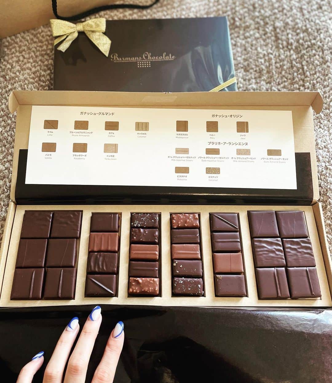 ふしみ彩香さんのインスタグラム写真 - (ふしみ彩香Instagram)「ハッピーバレンタイン🤎 美味しいチョコ食べて原稿頑張ろっと😊  #alanducasse #valentine #chocolate」2月14日 15時29分 - tibino31