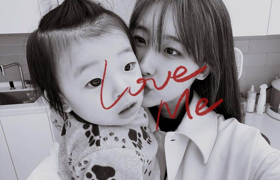 ヒョンア のインスタグラム：「My love ♥️ #bemyvalentine #엄마와아들#momandson」