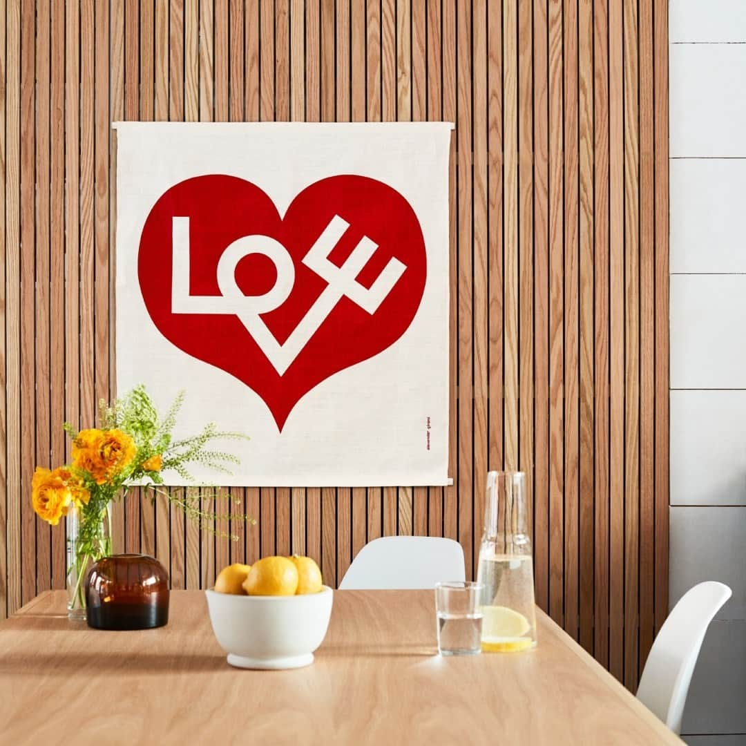 Herman Miller （ハーマンミラー）さんのインスタグラム写真 - (Herman Miller （ハーマンミラー）Instagram)「Whether you're hosting a party of one or date night, this Alexander Girard wall panel can help set the mood. How are you bringing romantic touches into your home decor this season? #valentinesday #hmathome」2月15日 1時00分 - hermanmiller