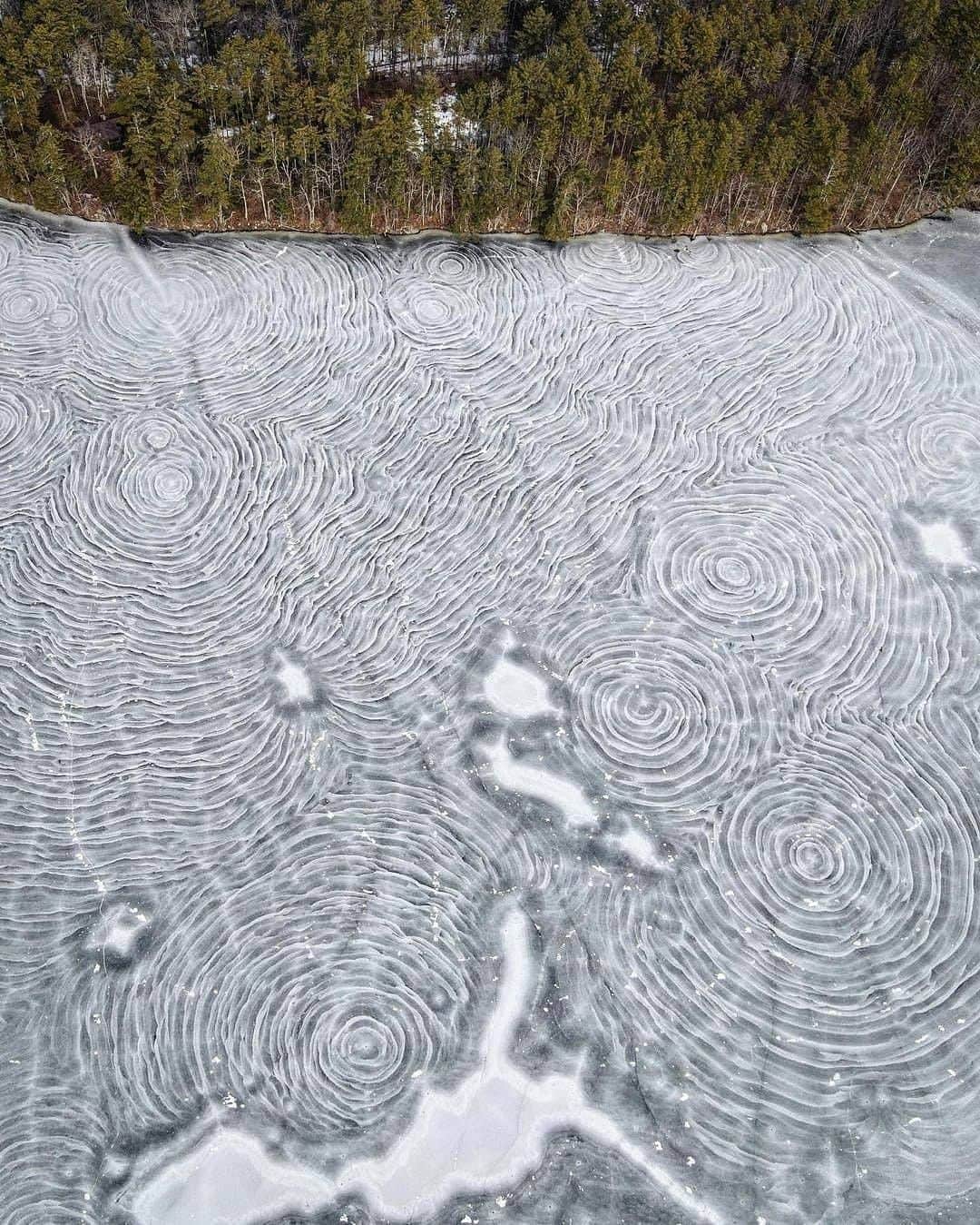 Discover Earthさんのインスタグラム写真 - (Discover EarthInstagram)「Ice skating on crazy ice rings in the frozen Mirror Lake, New Hampshire - USA.  What do they make you think of? To me, they look like "The Starry Night", oil on canvas painting by Dutch Post-Impressionist painter Vincent van Gogh.   #discoverusa🇺🇸 with @karl.ramsdell  . . . . .  #mirrorlake  #lake  #nature  #yosemite  #hiking  #mountains  #travel  #newzealand  #yosemitenationalpark  #naturephotography  #landscape  #mirror  #photography  #california  #reflection  #autumn  #travelphotography  #hike  #photooftheday  #beautiful  #clouds  #bluesky  #explore  #landscapephotography  #sunset  #adventure  #naturelovers」2月15日 1時00分 - discoverearth