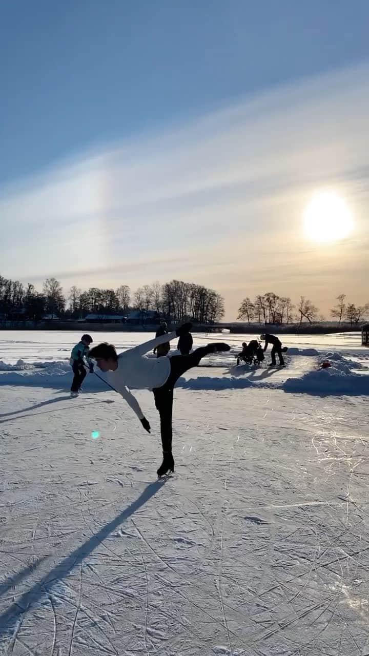 イリヤ・ソロミンのインスタグラム：「” Happy Valentine’s Day ♥️ “  •• - • • •  #foryou #figureskating #skatesweden #Awesomelifestyle #dance #konståkning #repost #risport #astronaut #risporters #risportskates #mkblades #instagram #reels #workhard #determination #active #strong #viral #motivation #workhardplayhard #passion #fitnesslifestyle #isufigureskating #Trainhard #fyp #nordicskaters #foryoupage」