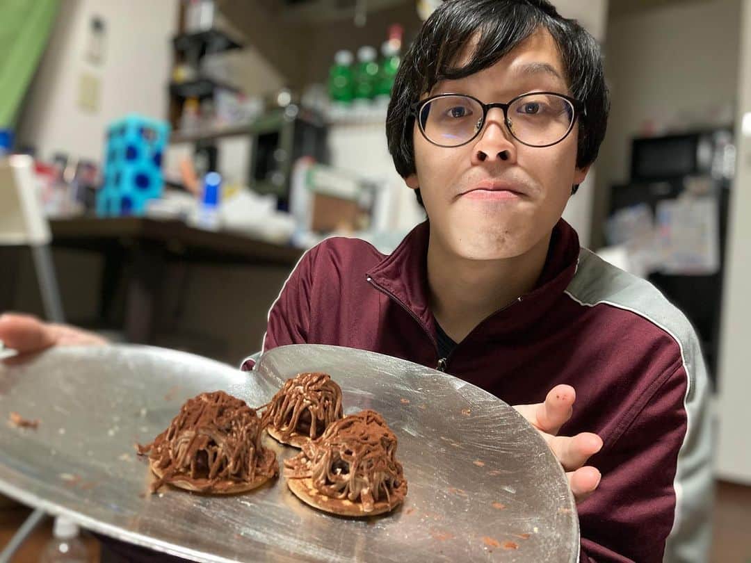 のインスタグラム：「バレンタインで 加賀谷さんの好きなモンブランと生チョコのコラボをあげました🍫  お皿がレフ板になって良い写真になりました。  大喜びでした。  #バレンタイン #生チョコモンブラン  #フタリシズカ」
