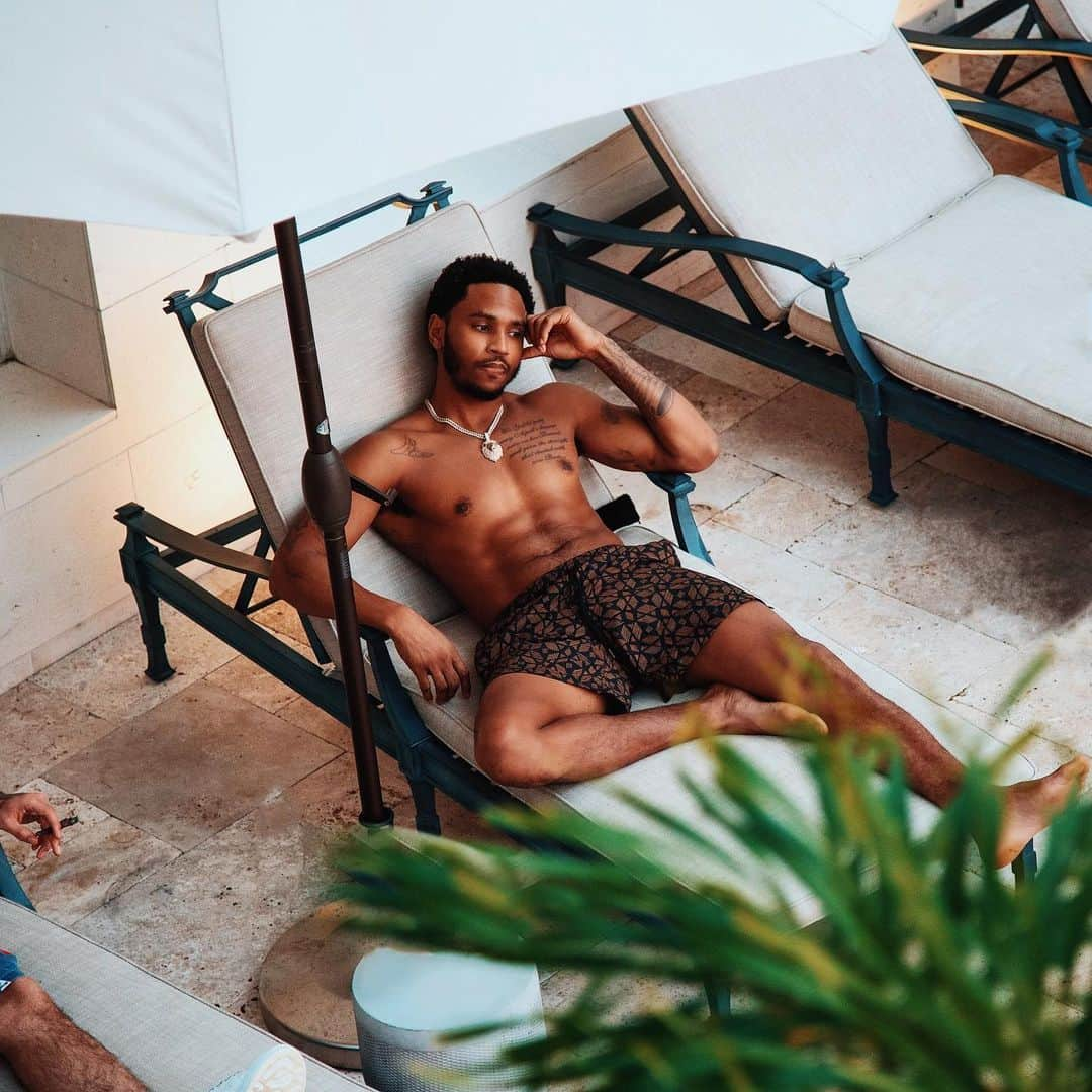 トレイ・ソングスさんのインスタグラム写真 - (トレイ・ソングスInstagram)「Minding my business relaxing this Valentines morning. Sending love to you and yours 😊☺️」2月15日 0時57分 - treysongz