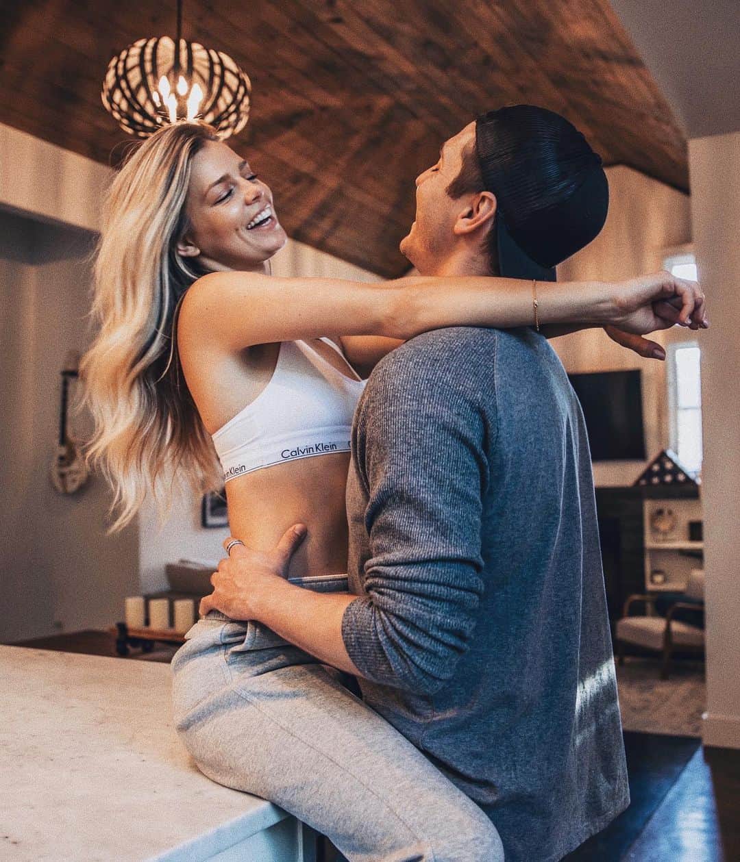 ダニエル・クヌッドソンのインスタグラム：「Happy Valentine's Day to my forever valentine @alextmarshall , thank you for loving me the way you do ♥️」