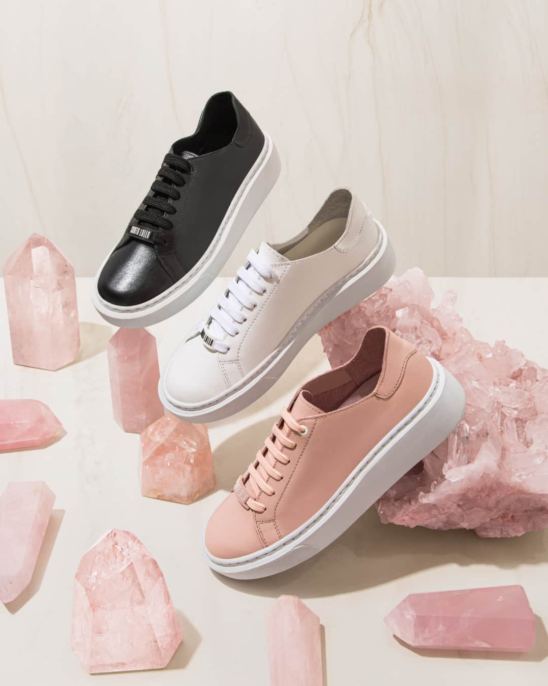 Santa Lollaのインスタグラム：「Transformar composições dando um toque de estilo nunca foi tão fácil: inclua um sneaker e voilà! Dos looks mais formais aos descolados do fim de semana, os tênis combinam com tudo. Qual destes você vai chamar de seu? [ R$169,90 cada ] #santalollaverao21 #sneakers #comfy」