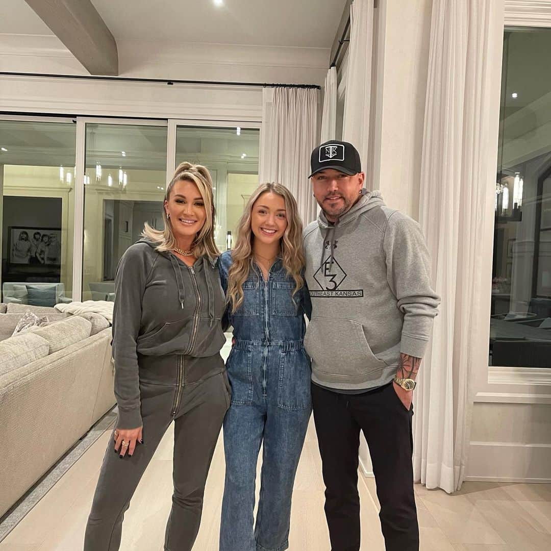 のインスタグラム：「Today my oldest turns 18. As a parent when u bring them home from the hospital, you just wanna do everything you can to protect them, keep them safe and raise them to have a good life. I don’t think we realize how fast 18 years comes and goes. Keeley, I am so proud of you and the person you have grown into. Happy birthday kiddo. We love u so much! #valentinesbaby❤️」
