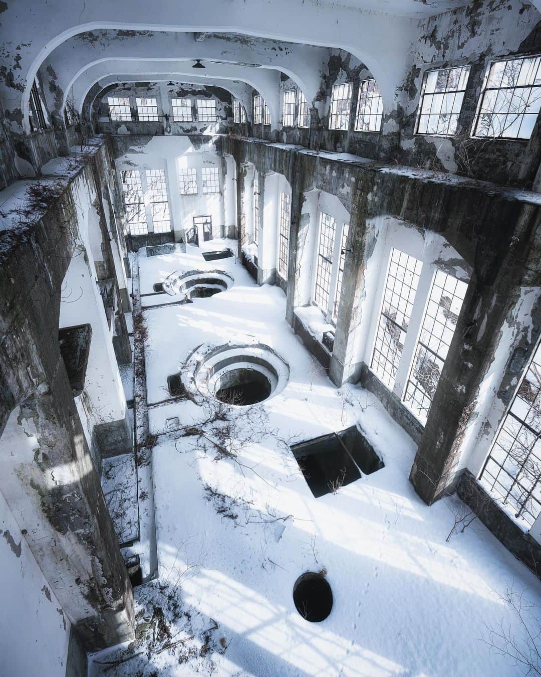 啝 （わ）さんのインスタグラム写真 - (啝 （わ）Instagram)「Abandoned hydroelectric power station in winter 𓆲 𓆲 𓆲 #abandonedafterdark #urbex_supreme #desertedplaces #abandon_seekers_ #urbex_regards #welcometwoneverland #kings_abandoned #abandonedcentral #the_urbex_institute #renegade_abandoned #rsa_preciousjunk #glitz_n_grime #gotrespassing #savethedecay #bandorebelz #abandoned_addiction #abandoned #urbex #global_urbex #urbex_utopia #abandonig #allabandoned #urbex_kings #sombrexplore #grime_lords #urbxtreme #all_is_abandoned #discarded_butnot_forgotten #廃墟 #made_in_decay」2月15日 1時18分 - neji_maki_dori
