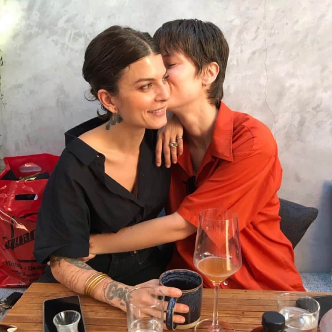 glorianotoのインスタグラム：「Hi internet! Here is something deeply personal : Here’s to love . Love that I actually didn’t think I was deserving of, because sometimes we let our past traumas tell us untrue things, love that I wasn’t sure I’d find or was meant for me, because I spent many years learning to love myself first and sifting through a lot of garbage. Love that accepts me for who I am even though I have many flaws and much to still learn. Love that is honest and patient with me, gentle and is always pushing me to be a better more kind person. This is love that took me many years of inner work and lots of healing to allow into my life. And it’s all been so worth It. @ashsuited  thanks for letting me put a flower into your hair on our first non-date date on May 1st 2019. Ever since that night , it’s always and only been you. Thank you for moving into the woods and building a home with me, and showing what love is.  I love you, can’t get enough of your grin, your eyes that hold centuries of past lives, the way your mind works, and your joy to always go along with where life takes us. You are my heart. Happy day of love my sweet one.」