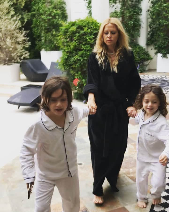 レイチェル・ゾーのインスタグラム：「When my #Valentines surprised me with a 🌹 garden “Rachel’s Roses” ... wishing everyone a beautiful day filled with love ❤️ Happiest #Valentinesday 💘💝 #boymom xo RZ」