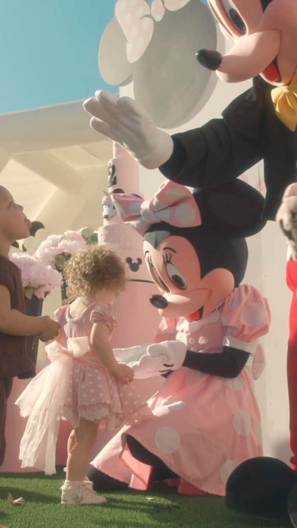 メリッサ・モリナロのインスタグラム：「What a magical day filled with so much love and happiness! Having Mickey & Minnie was sweetest! Seeing the joy it brought these kids was priceless. We will definitely have @enchanted_characters for many Bdays to come! A special thanks to everyone who made London Birthday so special! Especially Nina & Papa who made the trip to be with her on big day! Thank you @partyshopavenue @rentalavenue @wifeoftheparty @maravillalatincuisine @cakestudiola @rentalavenue @little_artist_party @on9thst RAPID COVID TESTING @iamnikoargento @mayraqchavez photos @hairface video by my bro @loganjamess ALL GUEST WERE COVID TESTED BEFORE & ON THE DAY OF THE PARTY!」