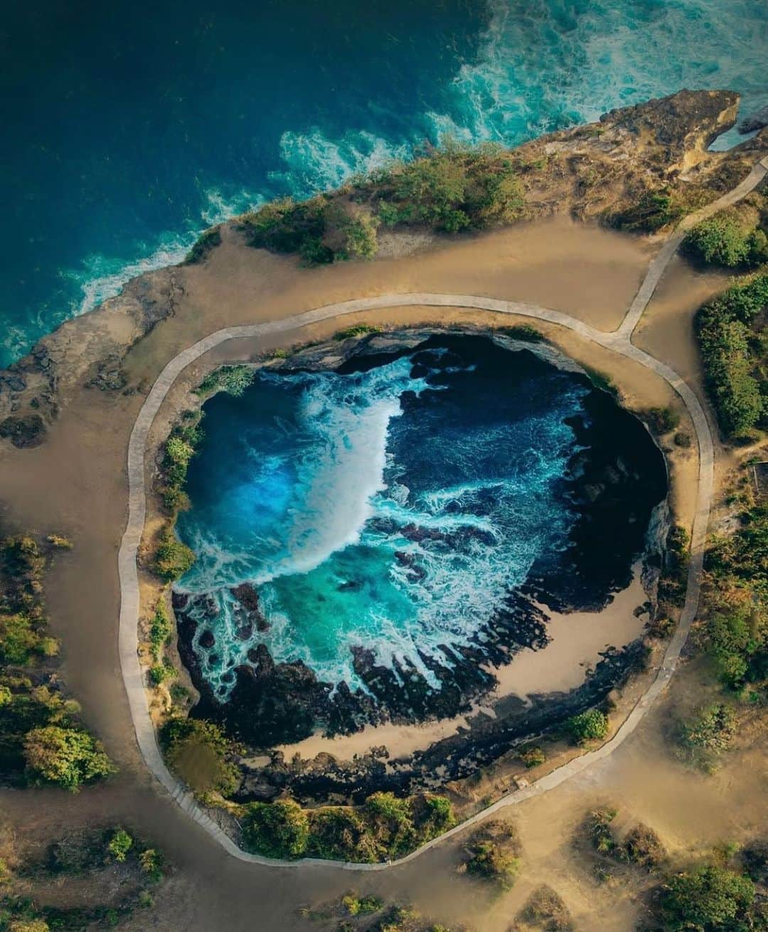 Earth Picsさんのインスタグラム写真 - (Earth PicsInstagram)「Broken Beach in Nusa Penida, Bali 🌊 Have you ever been? Photo by @malthezimakoff」2月15日 1時20分 - earthpix