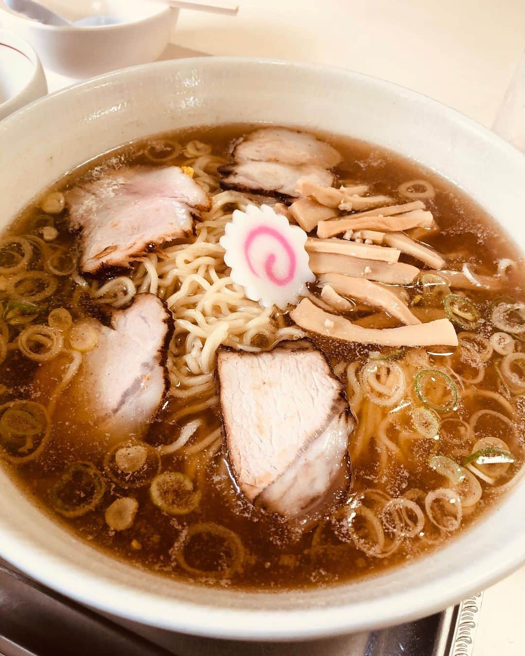 IZAMさんのインスタグラム写真 - (IZAMInstagram)「『本当に美味しいラーメンとは。』  昨今のラーメンは皆、それぞれに個性があって美味しい。  ただ、この私が、、、  ラーメンは基本的に、5口くらいで満足してしまう、この私が何度か通ったお店がある。  ここはシンプルな醤油ラーメンのみしかないが、歴史が詰まった味がしてるのよ。  量は普通盛りなのにかなり多いけれど、とにかく麺とスープが本物です。  インスパイア系とかではなく昭和から最高級食材で作ったシンプルな一杯の醤油ラーメン。  素晴らしいです。  ここ以上に美味しい醤油ラーメンはないのではなかろうか、、、。  #醤油ラーメン #昭和 #日本一 #美味しいラーメン #ラーメン」2月15日 1時22分 - izam_official_