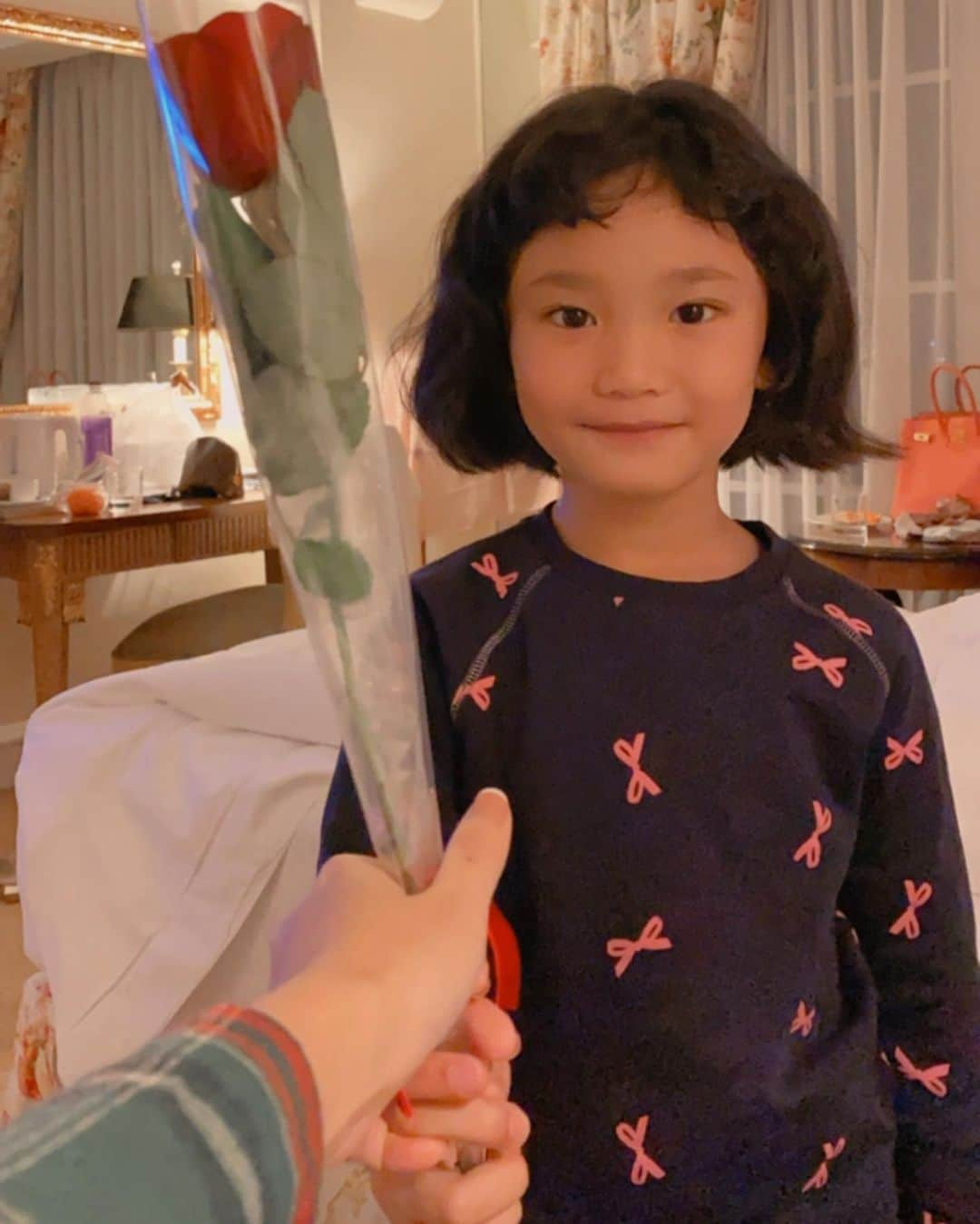 アユ・ティンティンさんのインスタグラム写真 - (アユ・ティンティンInstagram)「Makasih anak bunda senengnya dikasih bunga...romantis sekali sih 🌹❤️😍 setiap hari, menit, detik jg bunda selalu syg iqis nak, met hari kasih sayang iqis」2月15日 1時23分 - ayutingting92