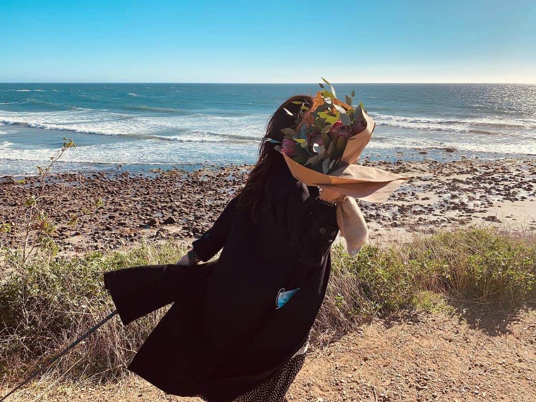 アビゲイル・スペンサーのインスタグラム：「10 years ago. On this day. I woke up & had no idea that my dad would suddenly, with no health issues, or physical signs: die of a heart attack while visiting me in California. Valentine’s Day, 2011 at 60 years old, my dad Yancy Spencer III, drove to one of his favorite surf spots: County Line. He called me on the drive there: “It’s a knock down, drag out beautiful day, let’s get Valentine’s Dinner tonight. Just the two of us.” He pulled up. Went out in the water, caught a few waves, maybe an hour had passed, then he started feeling chest pains. Made it out of the water, told a passerby to call 911. Got back to my car, was changing out of his wetsuit, got his cell phone & called me again... I said “dad you don’t have to get out of the water, stay as long as you” (he interrupted me) “Abby, I’m having a heart attack, call 911 I’m at County Line, I love you & pray.”   He died moments later sitting in my car, holding my mother’s Valentine’s Day card she sent him. Looking out at the County Line waves. I was his last call.  I never thought I would survive it. His death. And somehow I did. In fact, I would say it grew me up, broke me down, woke me up, made me stronger & more of who I truly am. Healing is a choice. I am in process. Grief a strange bedfellow. An integrated life & whole hearted living: a journey. I’m so grateful to have loved & known him in this life. We made the most of our 29 years as father/daughter... I hope to carry on his spirit. I see him in the waves. I hear him in the birds. I feel him in the flowers.   My dad is buried in my hometown of Gulf Breeze, Florida... but he lives in on at County Line.   “Out beyond ideas of wrongdoing and rightdoing, there is a field. I’ll meet you there. When the soul lies down in that grass, the world is too full to talk about. Ideas, language, even the phrase “each other” doesn’t make any sense. The breeze at dawn has secrets to tell you. Don’t go back to sleep. You must ask for what you really want. Don’t go back to sleep. People are going back and forth across the doorsill where the two worlds touch. The door is round and open. Don’t go back to sleep.”  Rumi」
