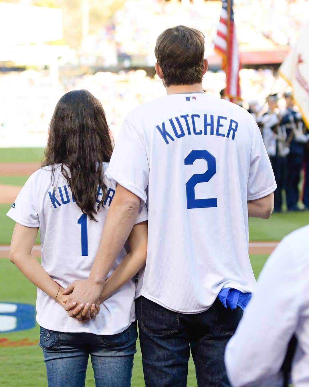 E! Onlineさんのインスタグラム写真 - (E! OnlineInstagram)「Not a thing to do? Here's a Mila Kunis and Ashton Kutcher #ValentinesDay post for you. (📷: Getty Images)」2月15日 1時30分 - enews