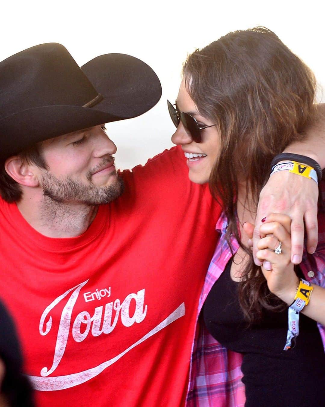 E! Onlineさんのインスタグラム写真 - (E! OnlineInstagram)「Not a thing to do? Here's a Mila Kunis and Ashton Kutcher #ValentinesDay post for you. (📷: Getty Images)」2月15日 1時30分 - enews