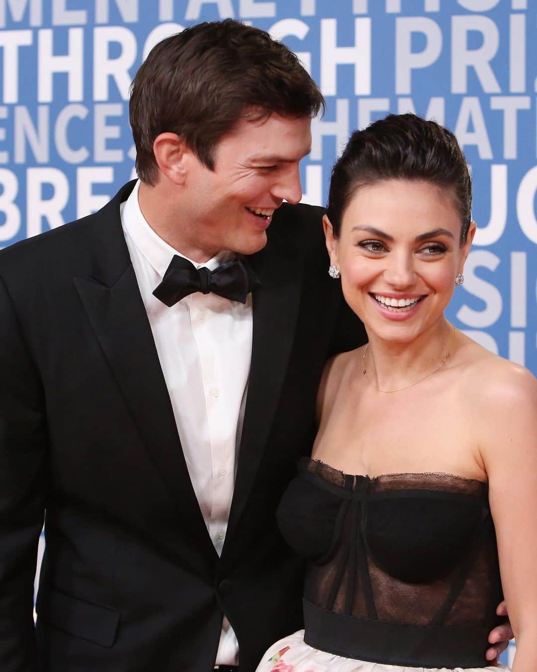 E! Onlineさんのインスタグラム写真 - (E! OnlineInstagram)「Not a thing to do? Here's a Mila Kunis and Ashton Kutcher #ValentinesDay post for you. (📷: Getty Images)」2月15日 1時30分 - enews