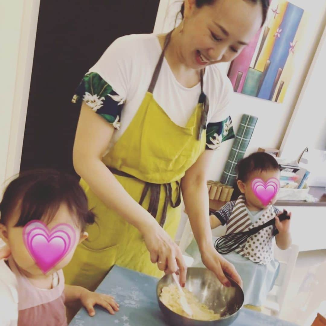 酒向杏奈さんのインスタグラム写真 - (酒向杏奈Instagram)「. . 日本は昨日地震があったようで、大丈夫でしたでしょうか💦？ くれぐれもお気をつけくださいね！ . そして、今日は Valentine Dayでしたね💓 . 私は娘とクッキーとパンケーキを焼きました♬ 混ぜたり、生地を叩いたり、型押しが一人でできたり、昨年よりかなり参加できるようになって一年の成長にママは感動🥺 . そして、一緒に成長を見守ってくれているママ友たちの愛情深さにも感謝。 . 子育てって一人では本当にできないな〜と痛感💨 . 先輩ママに沢山育児のいろはを教わったり、気持ちを共感してもらったり、我が子のように接してもらったり…あぁ〜ありがとう‼️ . そして、今年のパパの反応は昨年より大きかった✨(昨年の様子は過去の記事に書いてます😝) ママも期待をしないで臨んだ。お互い成長(笑) . 娘が初めて「食べてね〜💓」と言えた記念すべき日でもありました☺️ . . #Valentine #手作りクッキー #2回目のクッキー作り #娘にはパンケーキを♪ #1歳9ヶ月 #女の子 #マレーシア生活」2月15日 1時30分 - annacotta715