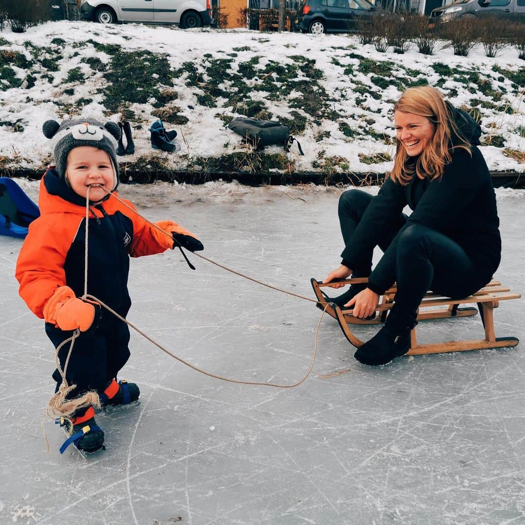 のインスタグラム：「Rest day? The ice is melting soon so no time to waste! LET’S GOOO! 😄🛷🧊 #icefunday #nephews」
